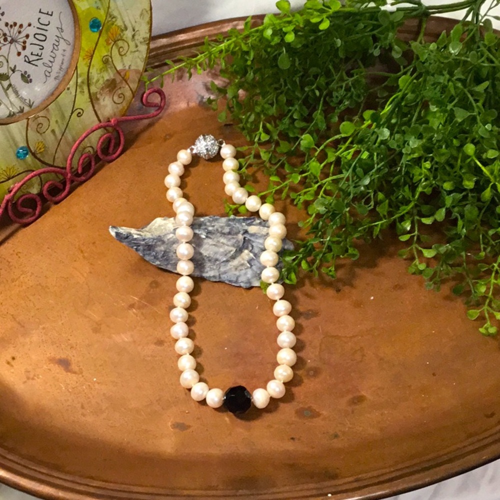 Gorgeous pearl necklace with black accent bead.